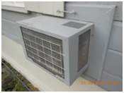 Photographie d’un climatiseur individuel monobloc vue de l’extérieur du local à climatiser