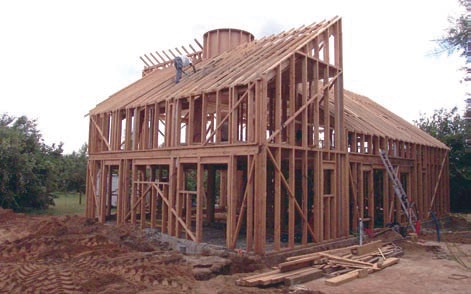 Les maisons neuves à colombage à bois courts sont fabriquées pour des clients passionnés