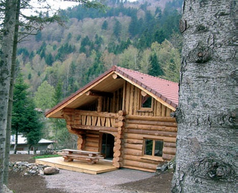 Cette maison construite en rondins empilés s’intègre harmonieusement dans le paysage Cette maison construite en rondins empilés s’intègre harmonieusement dans le paysage