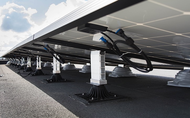 Photographie du système de pose par thermo fusionnage de potelets porteurs des panneaux photovoltaïques (produit SOPRASOLAR)