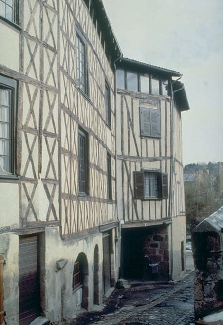 Les premières maisons à colombage étaient bâties par la méthode des bois longs Les premières maisons à colombage étaient bâties par la méthode des bois longs