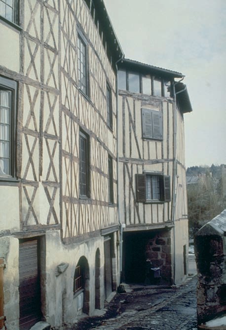 Les premières maisons à colombage étaient bâties par la méthode des bois longs