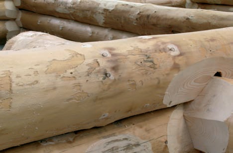 Ces rondins sont liés avec un assemblage à mi-bois Ces rondins sont liés avec un assemblage à mi-bois