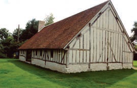 Le squelette de cette maison est garni avec du torchis Le squelette de cette maison est garni avec du torchis